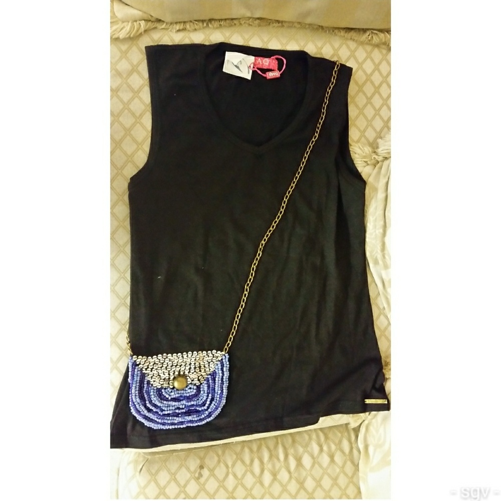 Sleeveless shirt with a false purse